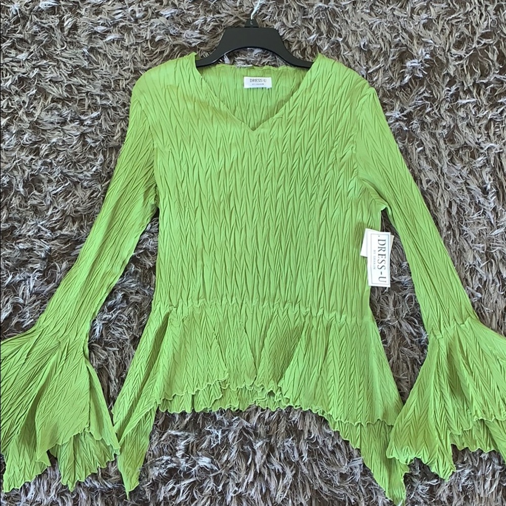 Gorgeous Flowey lettuce hemmed top!